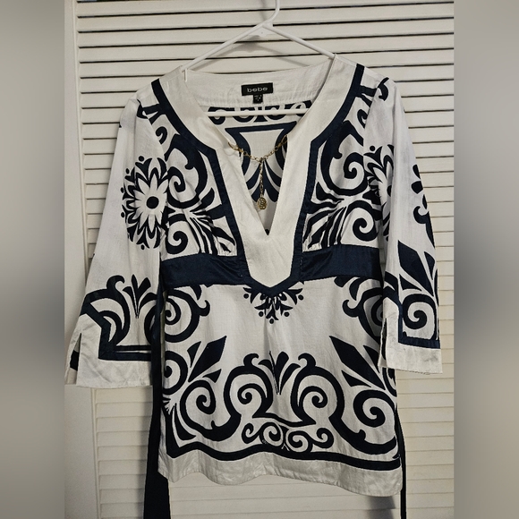 Bebe Vintag top kimono style flair sleeves. Great for Vacation dress up or down. - Picture 5 of 6